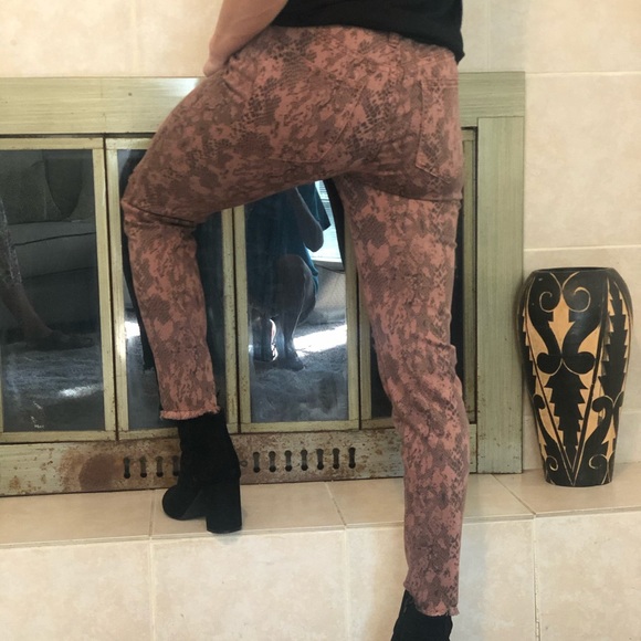 Snake me distressed skinnies - Picture 2 of 2